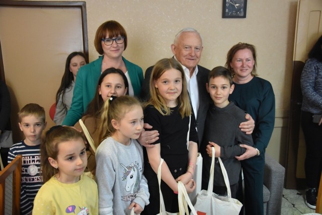 Leszek Miller spotkał się w Zaniemyślu z uchodźcami z Ukrainy.