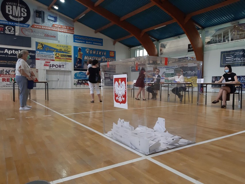 Głosowanie w hali sportowej przy Stoińskiego w Końskich
