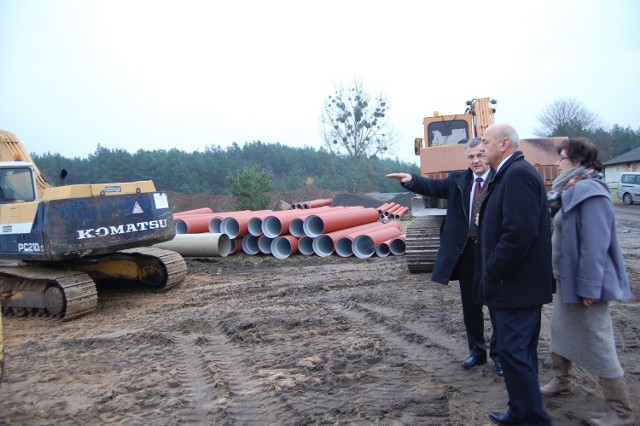 O planach dotyczących inwestycji w Paterku burmistrz Sławomir Napierała opowiadał  ostatnio m.in. gościom z Niemiec