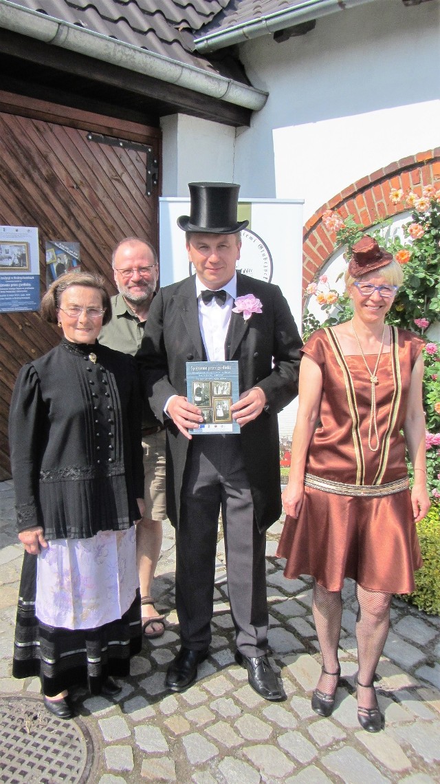 Na zdjęciu: Róża Zgorzelska, Janusz Stolarczyk (tłumacz), Wojciech Dominiak i Barbara Piechaczek (Muzeum Ziemi Głubczyckiej).