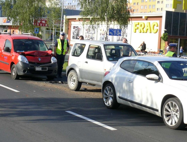 Trzy auta, które stuknęły się w centrum Stalowej Woli.
