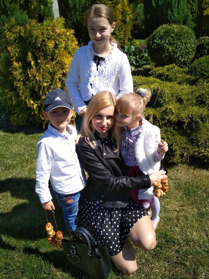 Anna Wtorkowska z dziećmi- Zuzanną, Agatką i Krzysiem.