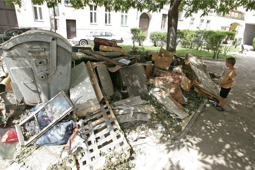 Na stercie śmieci często bawią się dzieci. Pokazują, gdzie...