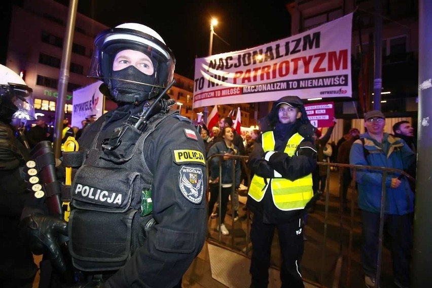 Marsz narodowców we Wrocławiu rozwiązany. Są ranni, wśród nich policjant. Dutkiewicz: Brak wsparcia policji. Ta odpowiada: Był pan tam?