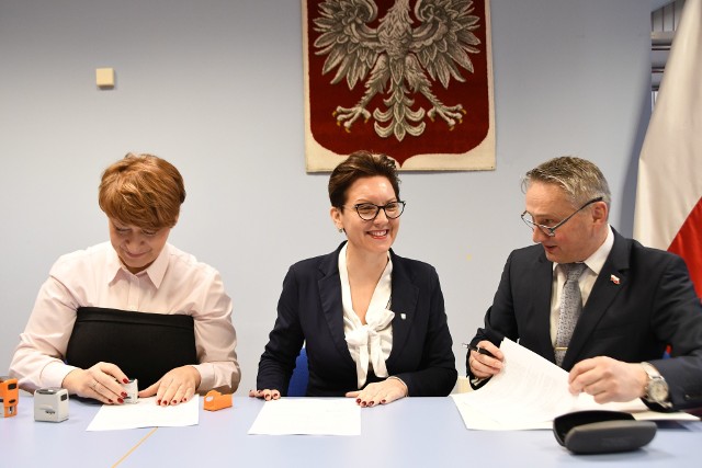 Umowę z wojewodą świętokrzyskim Zbigniewem Koniuszem podpisała wójt gminy Brody, Marzena Bernat.