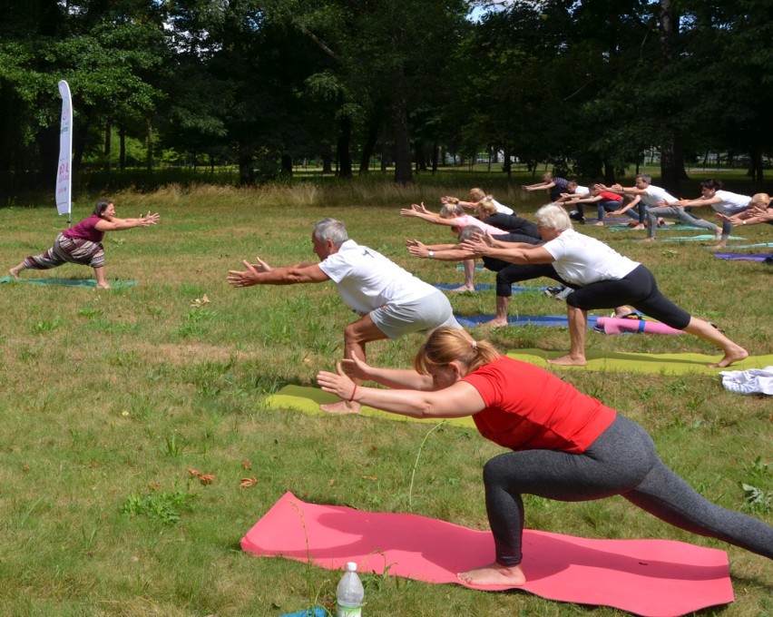 Joga na trawie w parku miejskim w Kluczborku