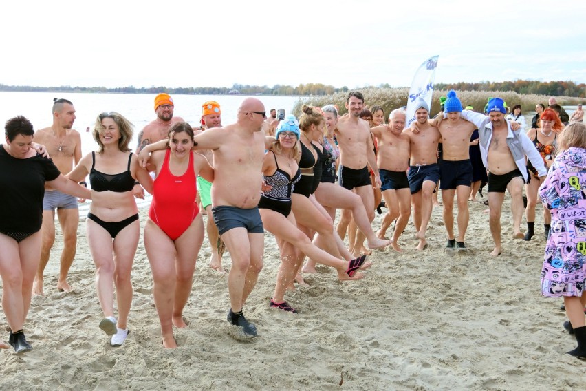 Tarnobrzeg. Inauguracja sezonu morsowego 2023/2024 kąpielą w Jeziorze Tarnobrzeskim. Są morsy z całego kraju - zobacz zdjęcia i wideo