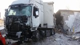 Groźny wypadek w Mierzęcicach ZDJĘCIA + WIDEO Ciężarowy TIR wjechał w sklep