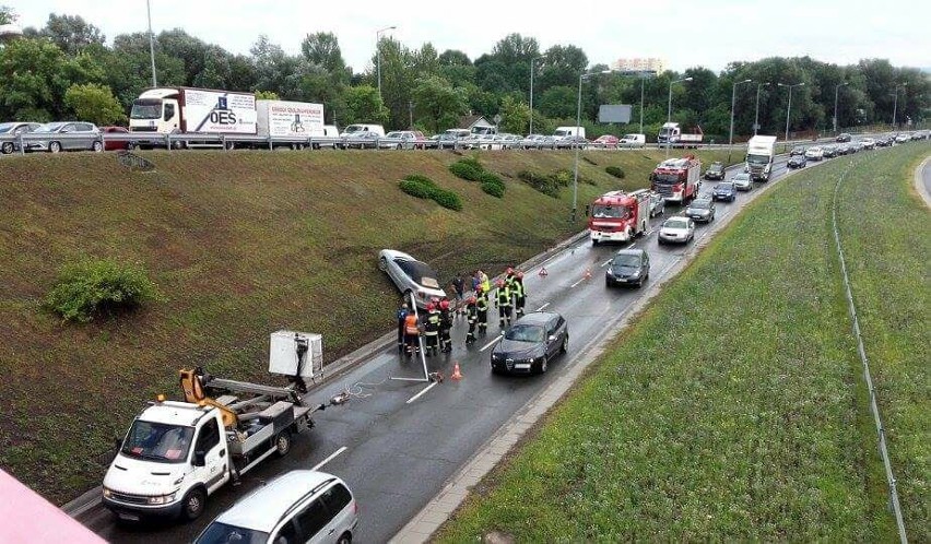 Wypadek na ul. Nowohuckiej w Krakowie. Samochód wpadł w poślizg i ściął latarnię