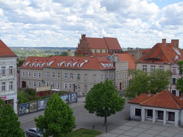 Mieszkańcy Chełmna, którzy jeszcze nie usunęli azbestu m.in. z dachów, mogą złożyć wnioski i zrobić to z dofinansowaniem. Na starówce większości dachów nie pokrywa już niebezpieczny azbest