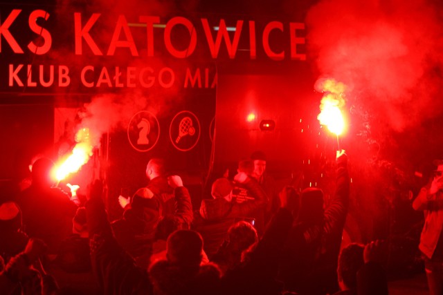 Kibice na powitanie hokeistów GKS Katowice obok Satelity odpalili race  Zobacz kolejne zdjęcia. Przesuwaj zdjęcia w prawo - naciśnij strzałkę lub przycisk NASTĘPNE