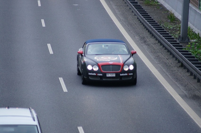Gumball 3000 przejeżdża przez A4 w Katowicach