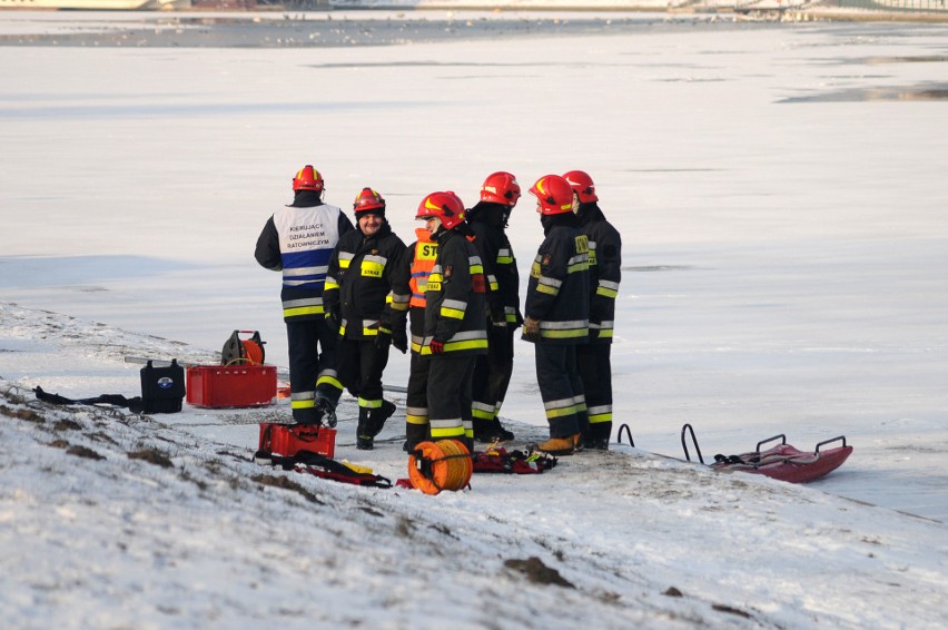 Kraków. Człowiek wpadł pod lód. Po długiej reanimacji zmarł