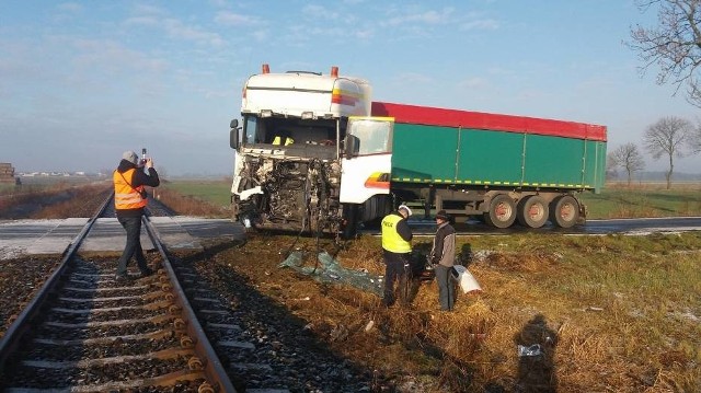 Granowo: TIR zderzył się z pociągiem relacji Poznań-Wolsztyn. Kierowca ciężarówki w szpitalu