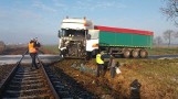 Granowo: TIR zderzył się z pociągiem relacji Poznań-Wolsztyn. Kierowca ciężarówki w szpitalu [ZDJĘCIA]
