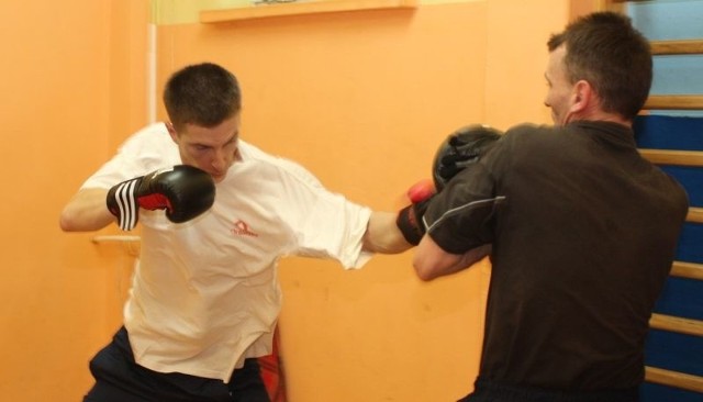 Lekcji boksu społecznie udziela Janek Borowski, były bokser GKS Błękitni (z prawej).