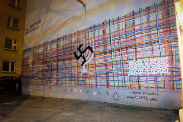 Mural w Białymstoku zdewastowany. Swastyka zamiast żydowskiej menory "Utkany wielokulturowością"