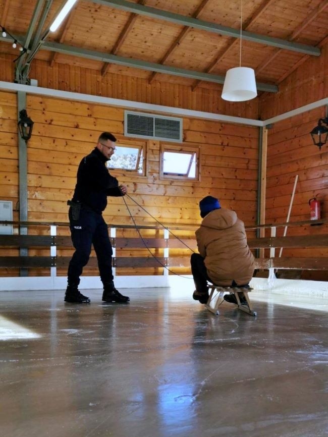 Wareccy policjanci przeprowadzili spotkanie na temat bezpiecznych ferii na lodowisku