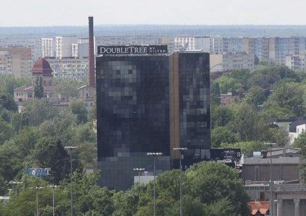 Fasadę hotelu DoubleTree by Hilton i biurowca MediaHub otacza kadr z filmu "Zakazane piosenki"