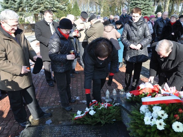 Rocznicę zdobycia Szczecinka uczciło kilkadziesiąt osób, które zebrały się na cmentarzu wojennym. 