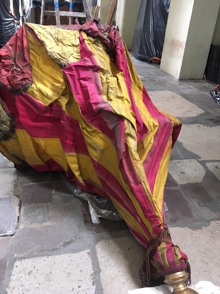 Gigantyczny parasol będący symbolem władzy papieskiej odnaleziono podczas prac w kościele św. Mikołaja 