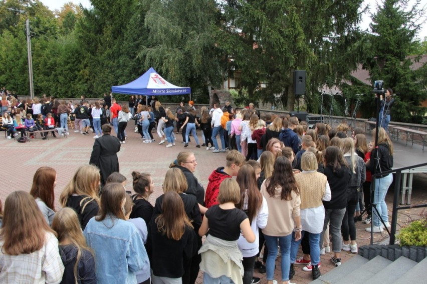 Diecezjalny Dzień Młodzieży w Drohiczynie. Wspólne tańce, modlitwa i koncert raperów