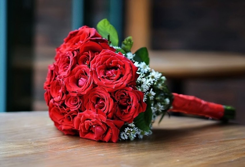 Bukiet z 12 czerwonych róż świadczy o głębokiej miłości.
