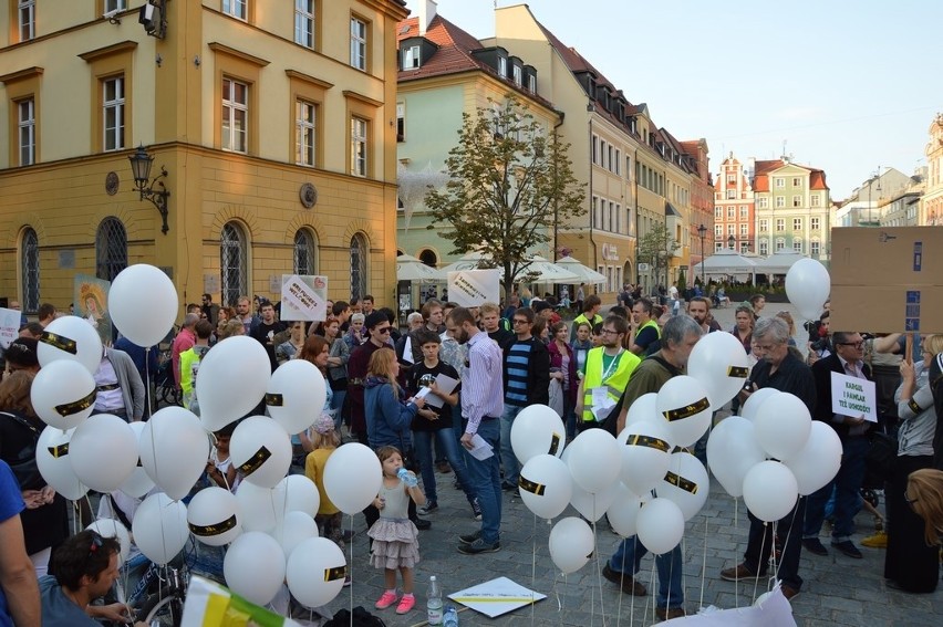 Wrocławianie wyrazili solidarność z uchodźcami. Pikieta w Rynku (ZDJĘCIA)