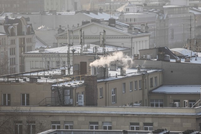 Jakość powietrze w Poznaniu jest 13 grudnia średnia. Poziom stężenia szkodliwych pyłów PM10 w powietrzu przekracza normę.