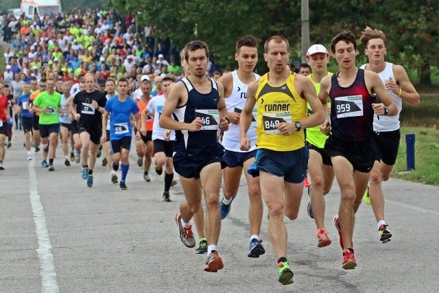 Artur Kern (żółta koszulka) chętnie startuje w biegach ulicznych organizowanych w Lublinie. Na zdjęciu: bieg z cyklu Cztery Dychy do Maratonu