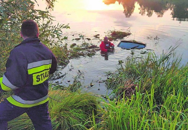 Akcja wyciągania z rozlewiska fiata stilo, którym pijana kobieta wjechała do wody.