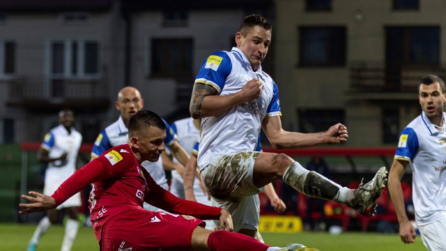 Michał Koj w starciu z wiślakiem Bartoszem Jarochem