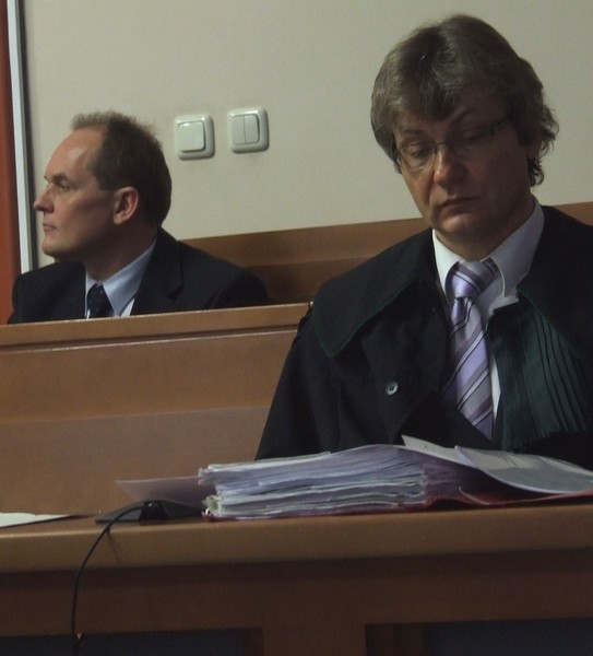 E. Stańczyszyn (z lewej), według zeznań świadka, wydawał polecenia, choć nie był bezpośrednim przełożonym