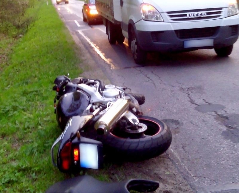 Zderzenie motocyklisty z autem na drodze Radom - Kozienice (zdjęcia internauty)
