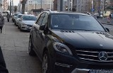 Kierowcy w Gorzowie legalnie parkują na chodniku. Piesi: Ciężko już przejść!