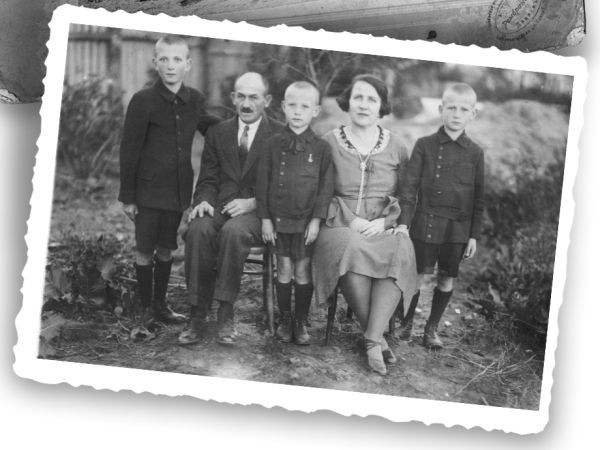 Rok 1931. Ojciec (tu siedmiolatek) ze swoimi rodzicami i braćmi: Romanem i Witoldem.