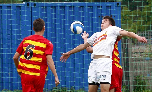 Norbert Neumann (biała koszulka) został wypożyczony do Błękitnych Stargard.