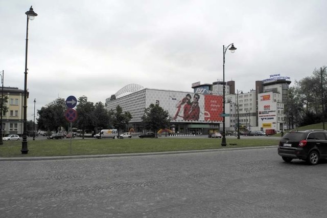 Z dachu Centralu spadł mężczyzna