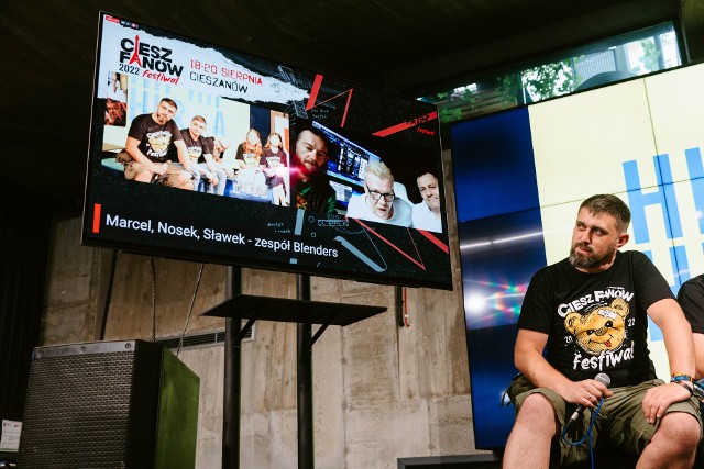 Rzeszowską konferencję prasową poświęconą tegorocznemu CieszFanów Festiwalu prowadził Marcin Piotrowski (twarz festiwalu), zaś zespół Blenders połączył się online z uczestnikami konferencji.