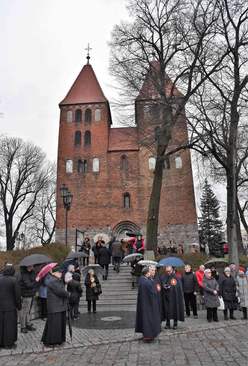 Wierni uczestniczyli w Miejskiej Drodze Krzyżowej, którą...