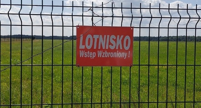 Na lotnisku Krywlany w ciągu roku odbywa sie ok. 10 tys. operacji lotniczych. Z pasa startowego korzystają głównie służby mundurowe, medyczne. Ze względu na przeszkody lotnicze samoloty mogą korzystać z pasa utwardzonego na długości tylko 850 metrów