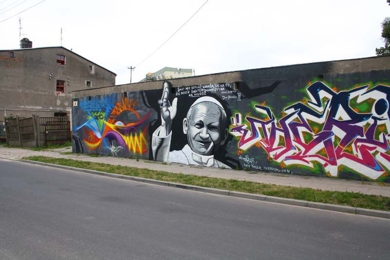 Graffiti z Janem Pawłem II w Pabianicach. Mieszkańcy podzieleni [ZDJĘCIA]