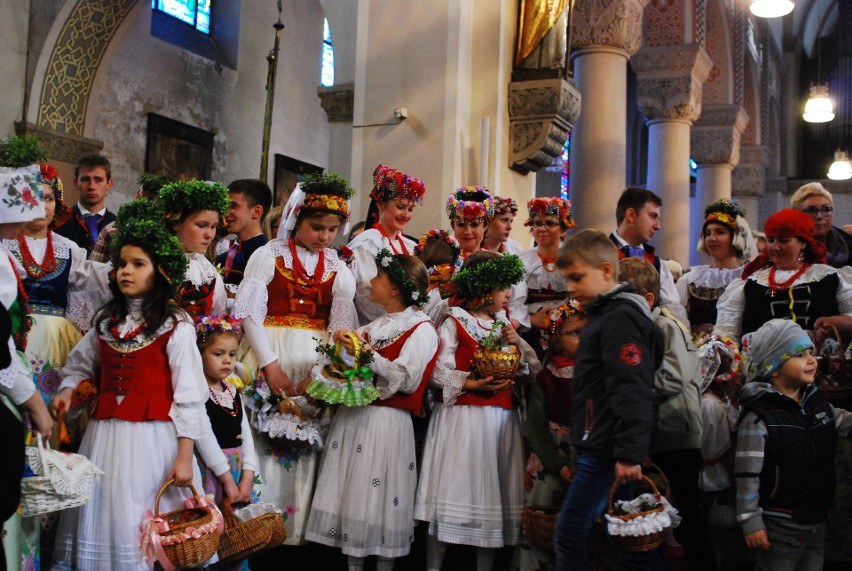 W Bytomiu-Rozbarku święcili pokarmy wielkanocne w strojach...