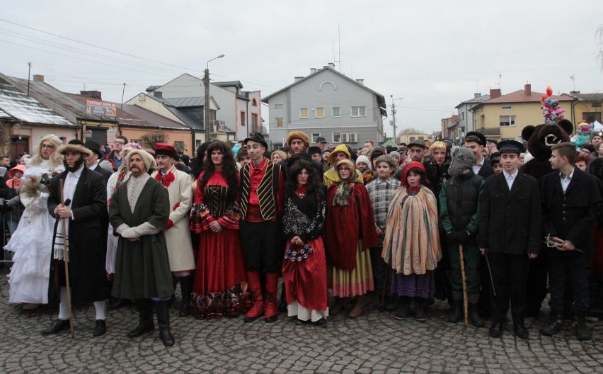 Gmina Jedlińsk. Ścięcie Śmierci 2018. Jedlińskie Kusaki - zwyczaj, który przetrwał kilkaset lat. Korowód przebierańców przeszedł ulicami 