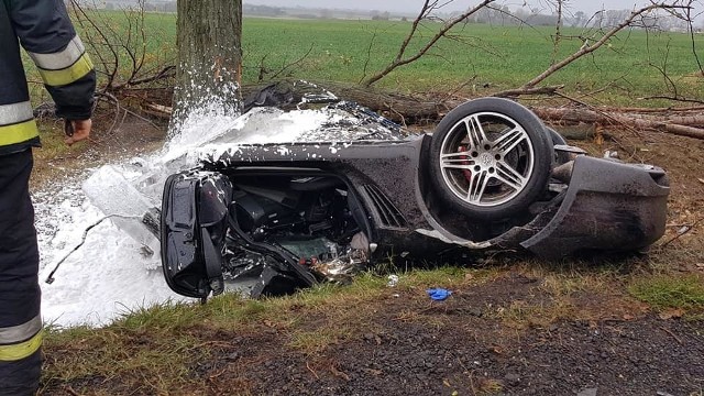 Wypadek na krajowej 40 pomiędzy Twardawą a Zwiastowicami. Samochód porsche wypadł z drogi i uderzył w drzewo. Poszkodowany kierowca z obrażeniami został przewieziony do szpitala. Straty zostały oszacowane na 150 tysięcy złotych. Na miejscu interweniowali strażacy z Prudnika, Głogówka, Twardawy i Zwiastowic.