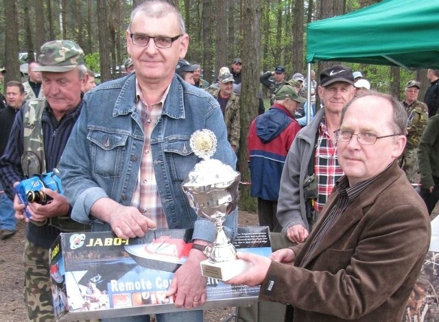 Wiesław Wiśniewski odbiera z rąk Krzysztofa Pałuckiego Puchar Pstrąga i główną nagrodę, zdalnie sterowaną łódź do zanęcania łowiska. 