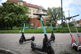 W Krakowie rusza relokacja... nieprawidłowo zaparkowanych hulajnóg