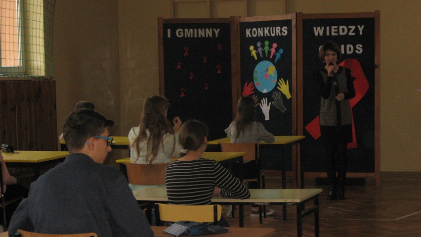 Radosław Paprocki ze Szkoły w Kurozwękach zwyciężył w konkursie na temat AIDS