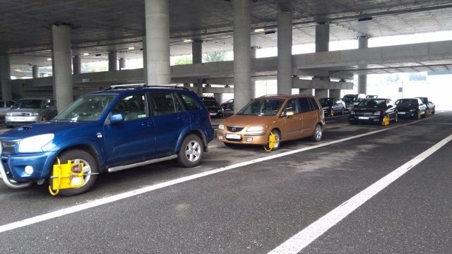 Na parkingu Kiss&Ride przy wschodnim wejściu do dworca Fabrycznego zrobiło się żółto od blokad.