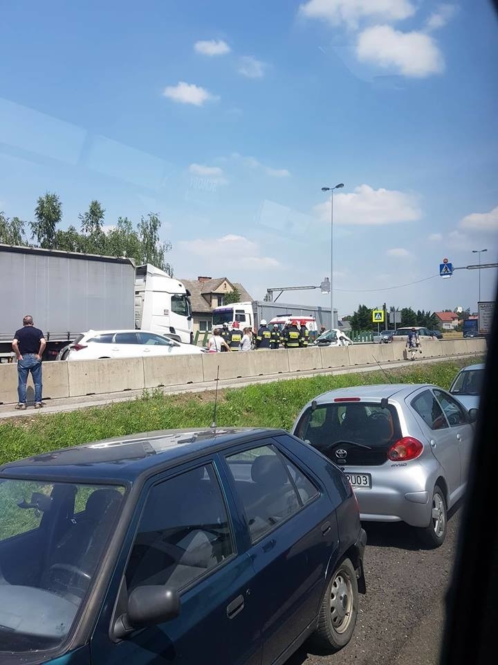 Bęczarka. Kolizja na zakopiance, jedna osoba niegroźnie ranna [ZDJĘCIA]